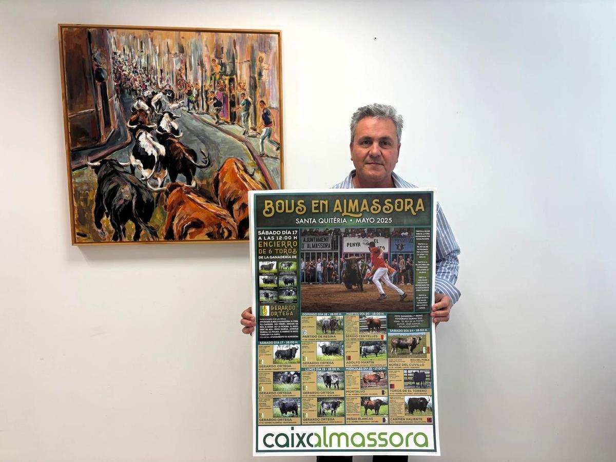 El concejal de Fiestas de Almassora, con el cartel taurino de Santa Quitèria.