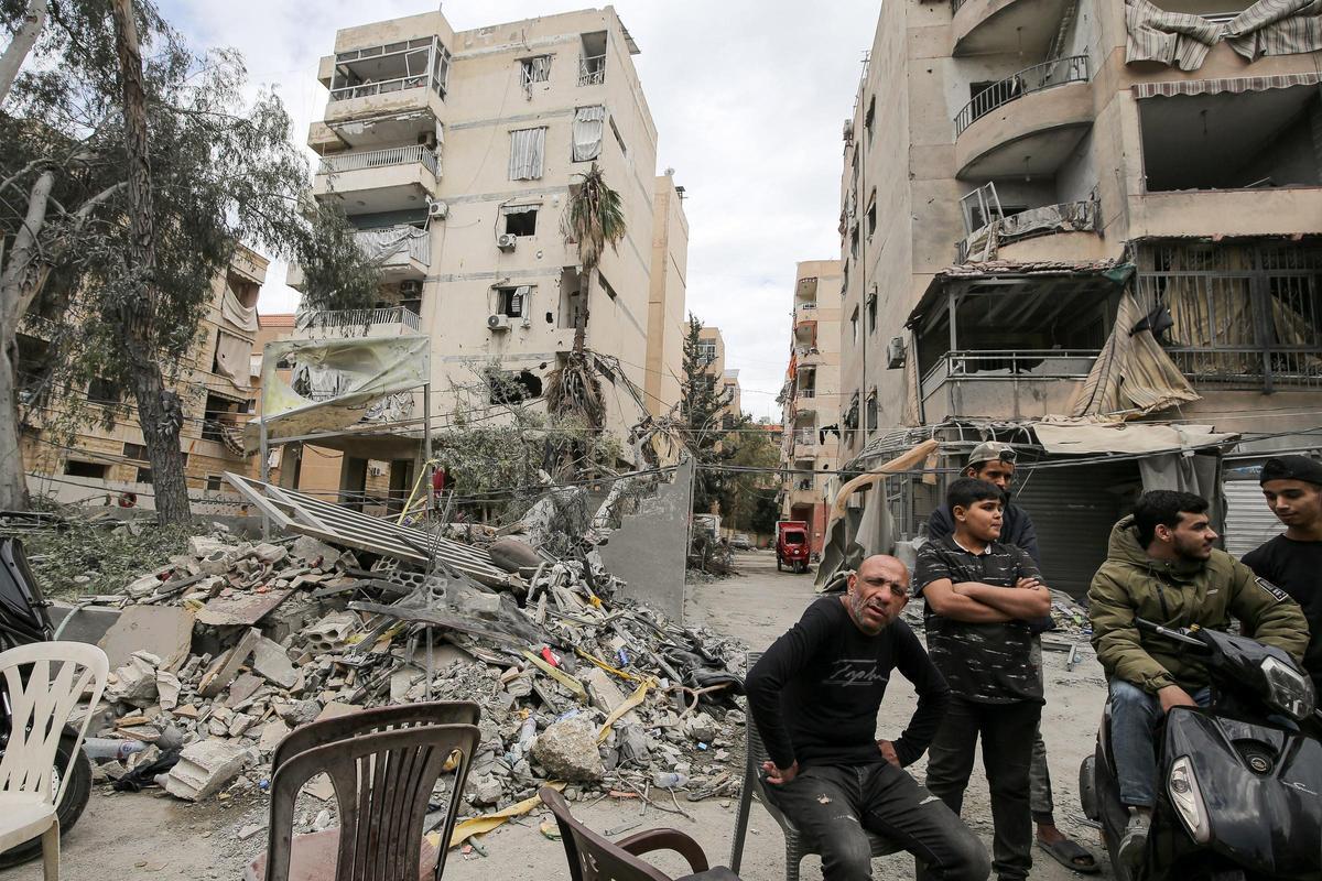 Un grupo de ciudadanos en el barrio de Choueifat, en el sur de Beirut, tras un ataque de Israel