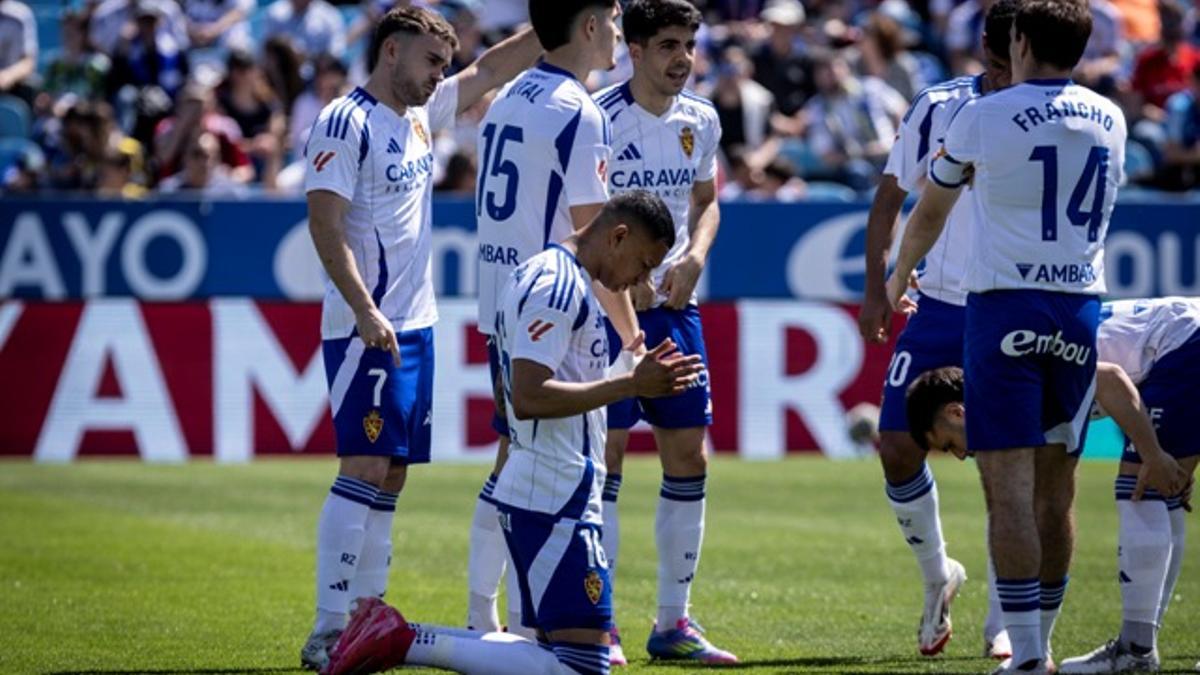 Arriaga reza antes del partido ante el Mirandés antes de unirse al corro formado por sus compañeros.