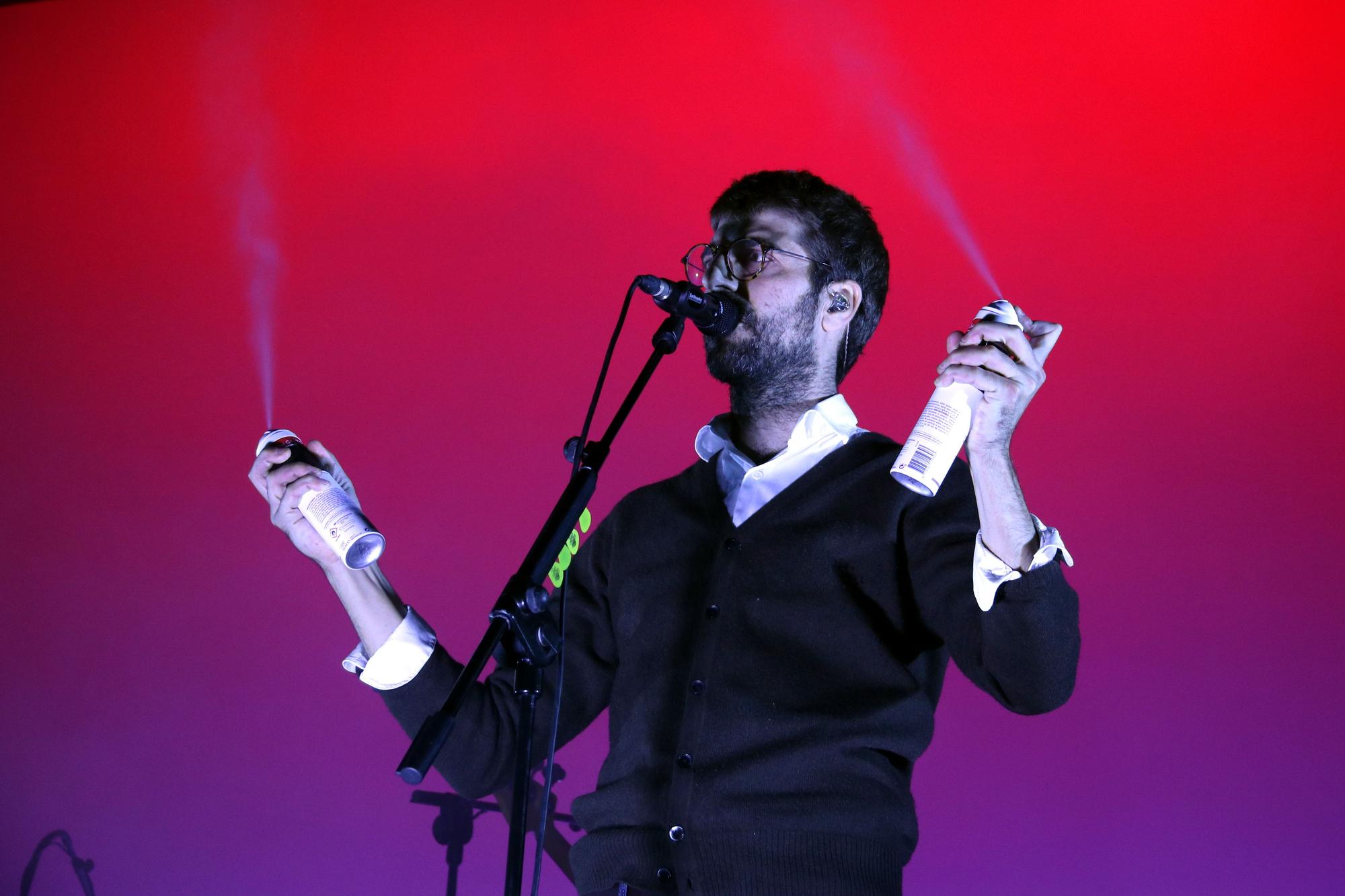 Guillem Gisbert, de Manel, canta 'Formigues en un concierto del grupo en Poble Espanyol (2019)