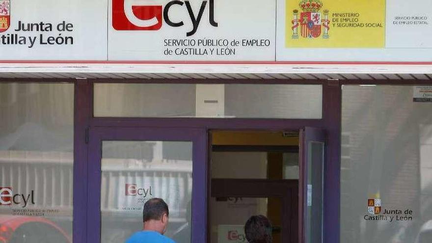 Una pareja entra en las oficinas del paro de Zamora.