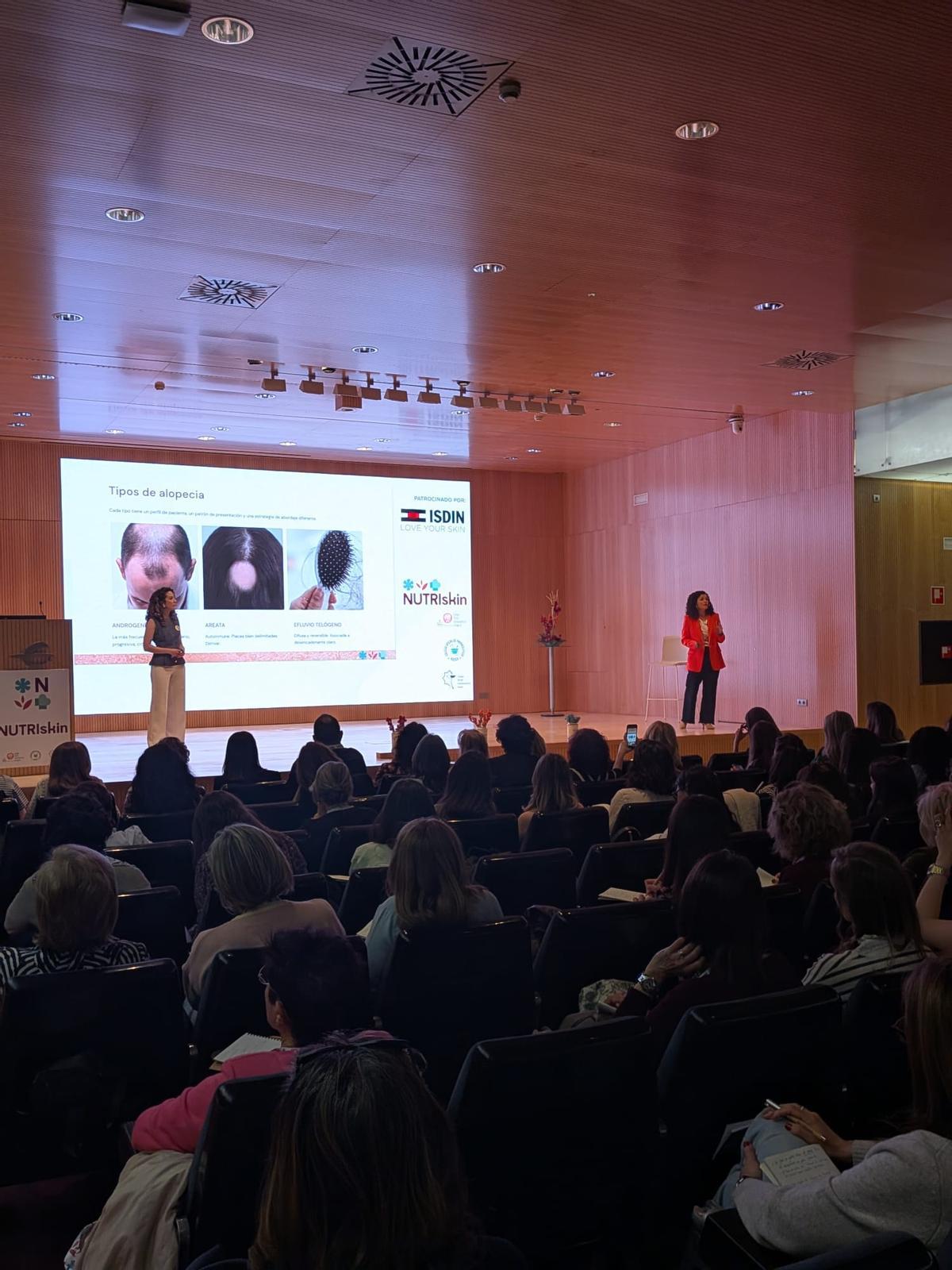 Ponencia sobre salud capilar en la jornada Nutriskin, este miércoles.