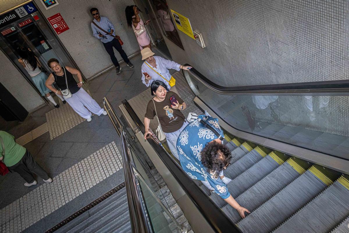 La escalera mecánica de la Sagrada Família es un incesante desfile de posados temerarios y 'selfies' prohibidas La escalera mecánica de la Sagrada Família es un incesante desfile de posados temerarios y 'selfies' prohibidas