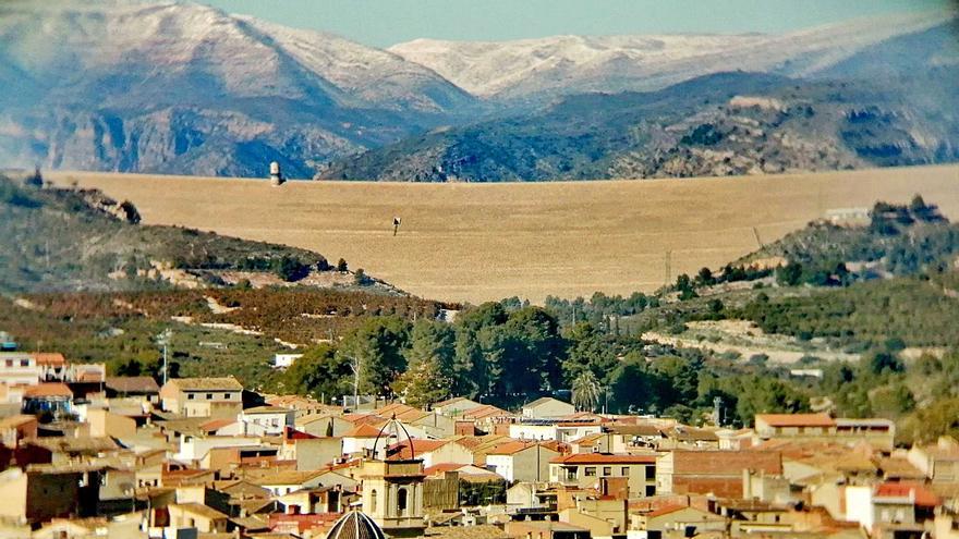 Montañas nevadas en una imagen tomada desde Sumacàrcer con la presa de Tous en el centro en una imagen de enero. | FERMÍN GARCÍA