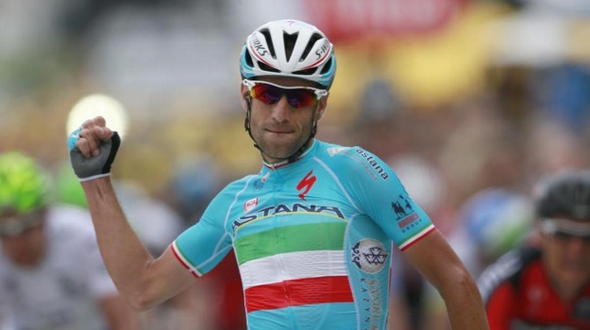 Nibali dóna un cop de puny a l’aire mentre travessa la línia de meta de Sheffield en primera posició i conquistar el mallot groc del Tour.