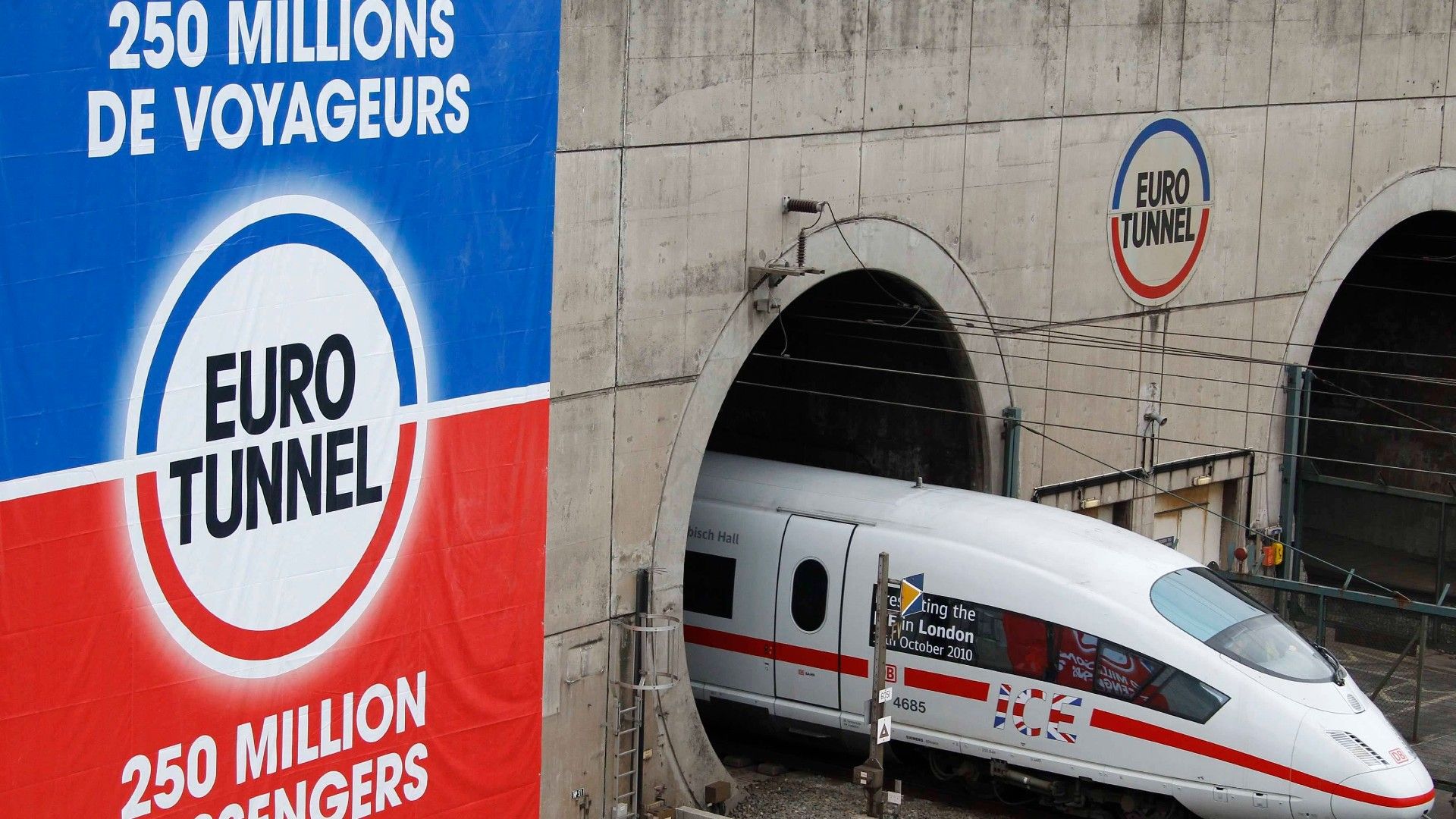 Un tren rápido sale del túnel del Canal de la Mancha, que comunica Francia con el Reino Unido, en octubre de 2010