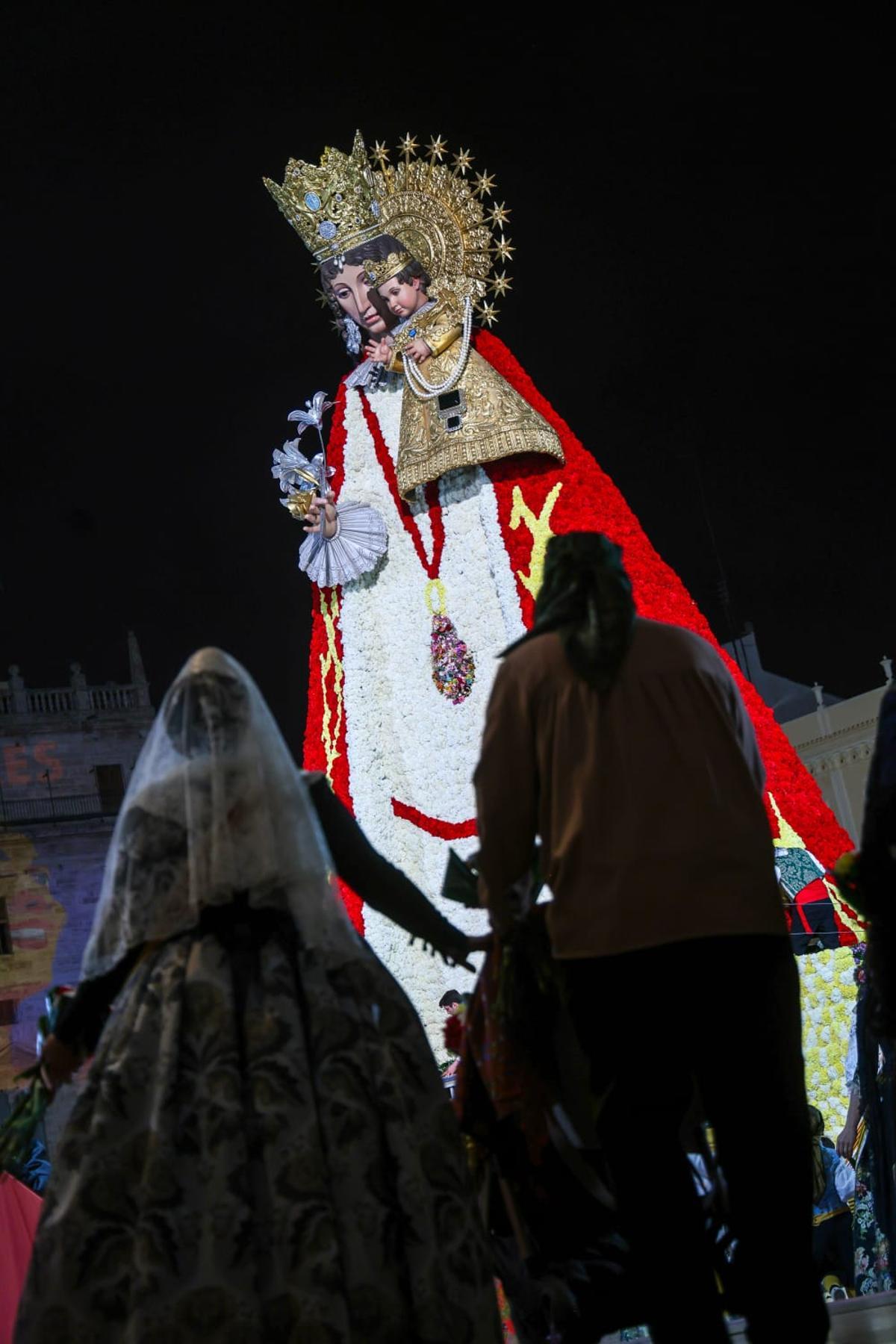 El manto de la Virgen ya luce su espíritu por la paz