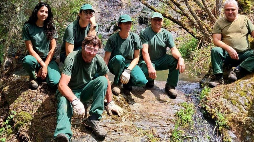 Algunos de los trabajadores del programa mixto de Rábano de Aliste en el paraje de Pereira. | CHANY SEBASTIÁN