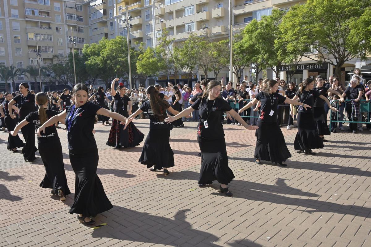Alumnas de la escuela organizadas durante el flashmob