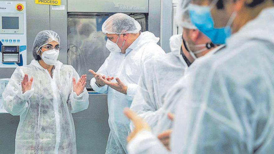 La ministra de Sanidad, Carolina Darias, durante una visita en febrero de 2021 a las instalaciones de Biofabri en Porriño, donde se fabrica la vacuna de Novavax.