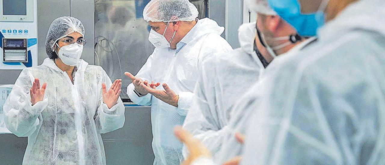 La ministra de Sanidad, Carolina Darias, durante una visita en febrero de 2021 a las instalaciones de Biofabri en Porriño, donde se fabrica la vacuna de Novavax.
