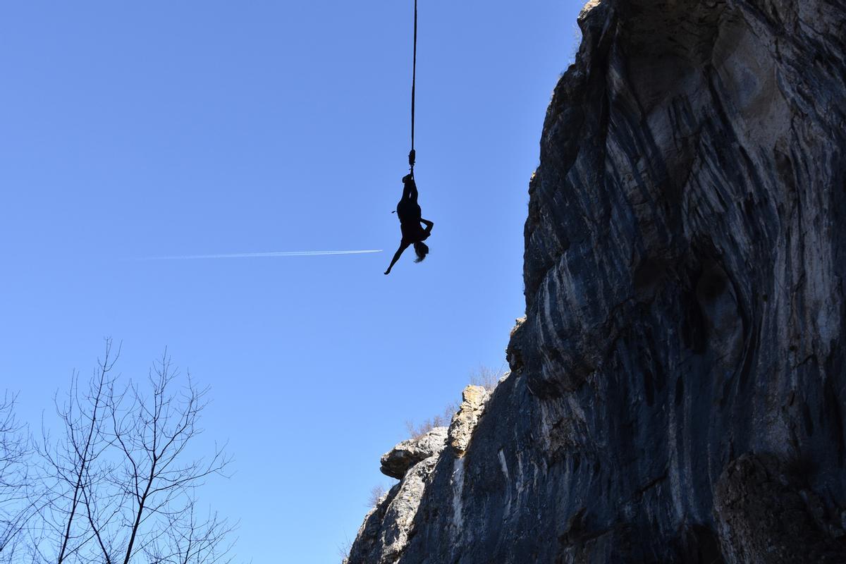 Salto de bungee en cueva de Pohodna, Bulgaria