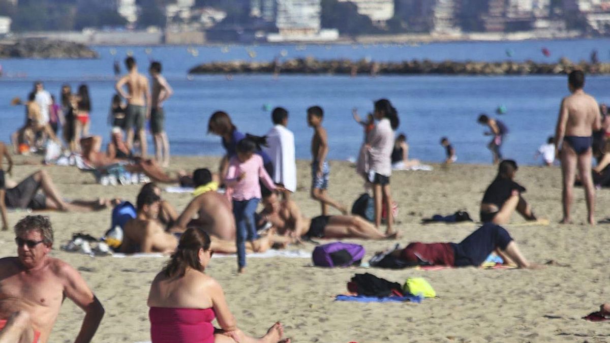 Tourists on the Postiguet beach in Alicante, last Christmas. | PILAR CORTÉS Tourists on the Postiguet beach in Alicante, last Christmas. | PILAR CORTÉS