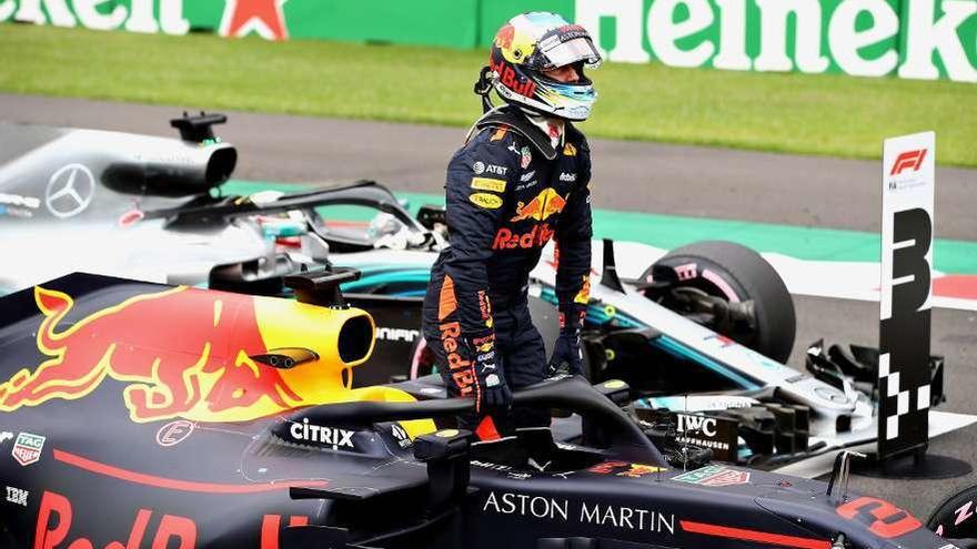 Daniel Ricciardo sale de su monoplaza, colocado en la primera posición de la parrilla.