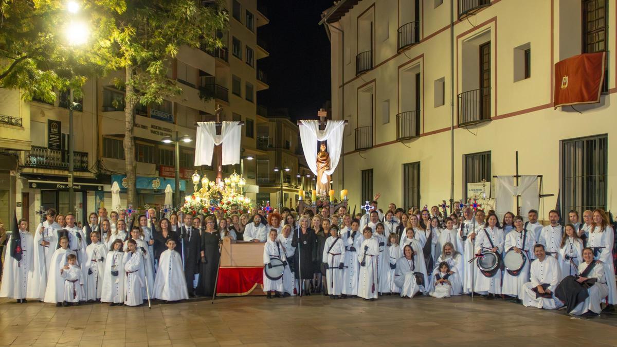 La Hermandad de la Santísima Cruz, en una imagen tomada en la plaza de l'Escola Pia, donde tiene su sede.