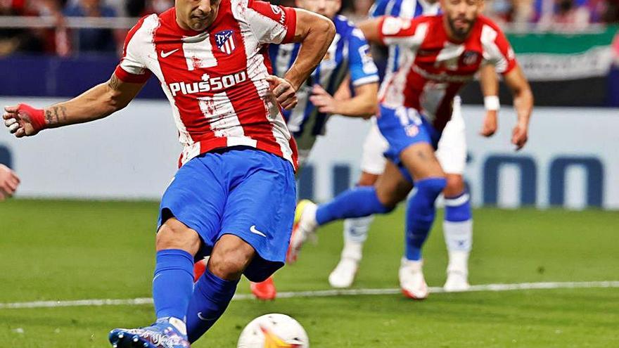 Luis Suárez lanza el penalti que supuso su segundo gol. |  // MARISCAL