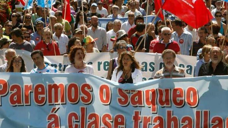 Manifestación central organizada en Vigo de las ocho que ha convocado la CIG en las seis principales ciudades gallegas contra el &quot;saqueo y las falacias&quot; de la ayuda a la banca.