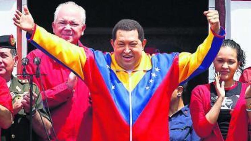 Chávez vuelve a Caracas tras serle extirpado un tumor