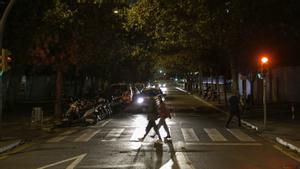 «A la nit no veiem res»: la falta de llum als carrers preocupa les lectores de l’Hospitalet