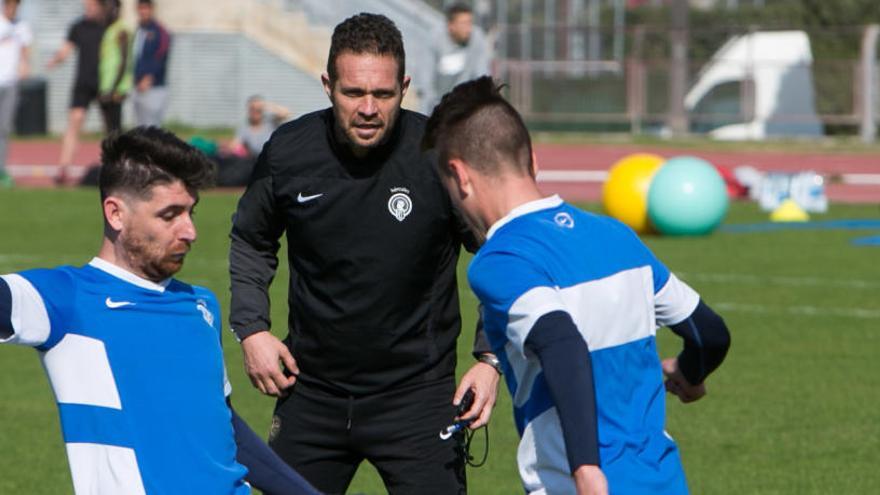 Tevenet dirige el entrenamiento de este lunes en el estadio de atletismo