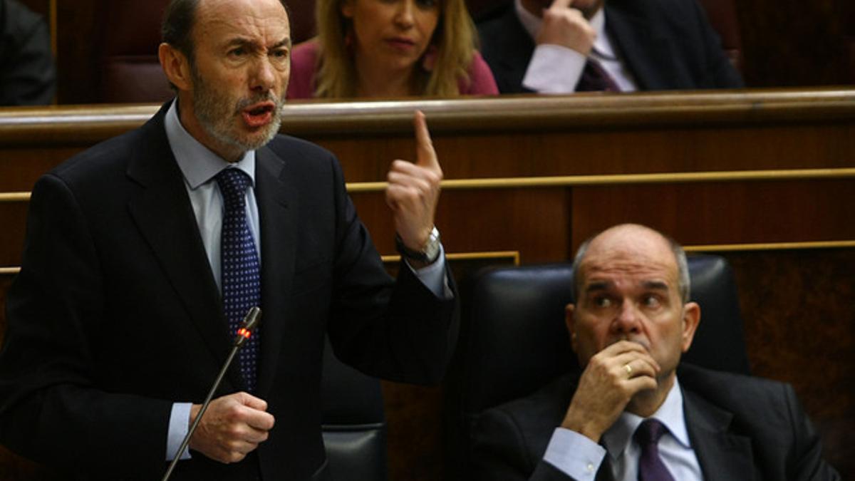 Alfredo Pérez Rubalcaba y Manuel Chaves, en la sesión de Control del Congreso.