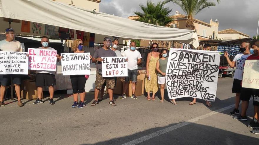 Protesta de los vendedores del mercadillo de Playa Flamenca este sábado/ Foto D.Pamies.