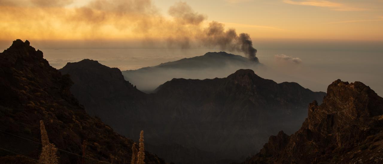 Varias bocas siguen erupcionando en la cima del volcán