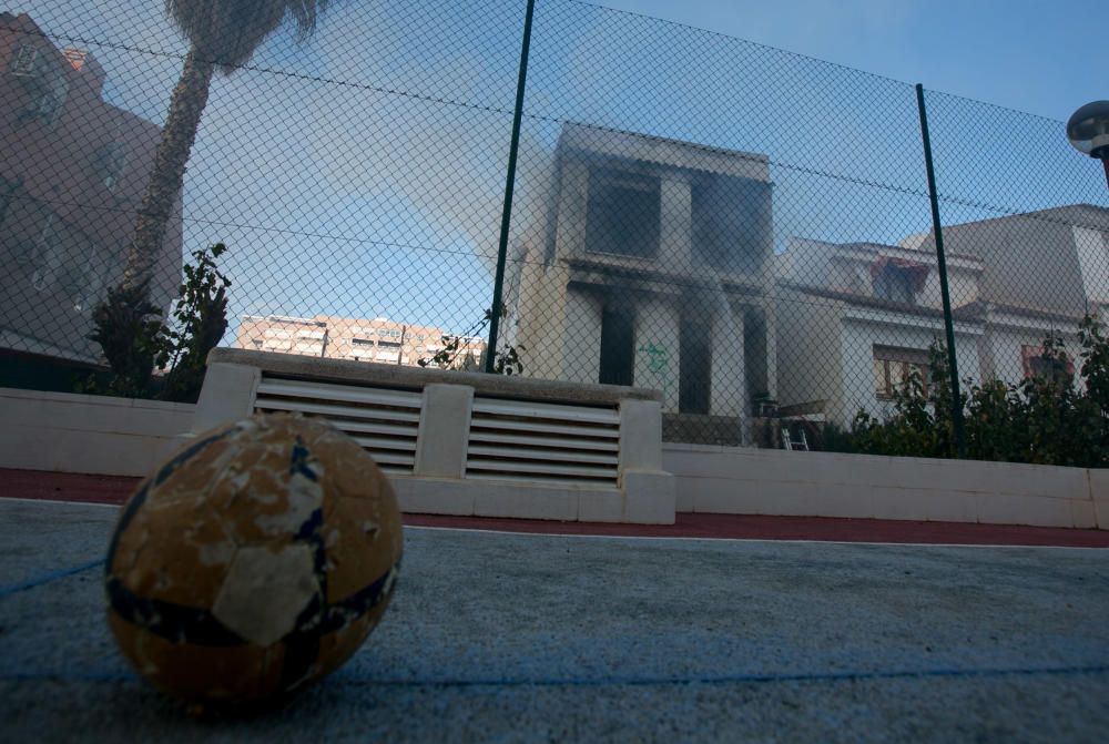 Incendio en un bungalow abandonado en urbanización Jardines de Las Huertas.