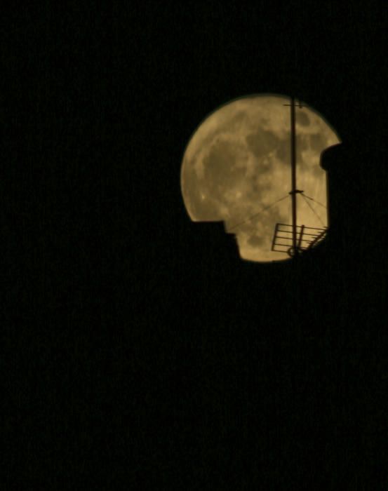 La superluna en Málaga se vio enturbiada por los cielos nubosos de la tarde del lunes.