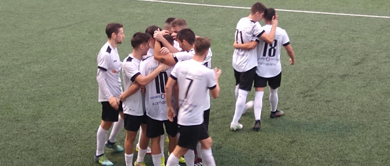 El Ontinyent 1931 CF celebrando uno de los cinco goles.