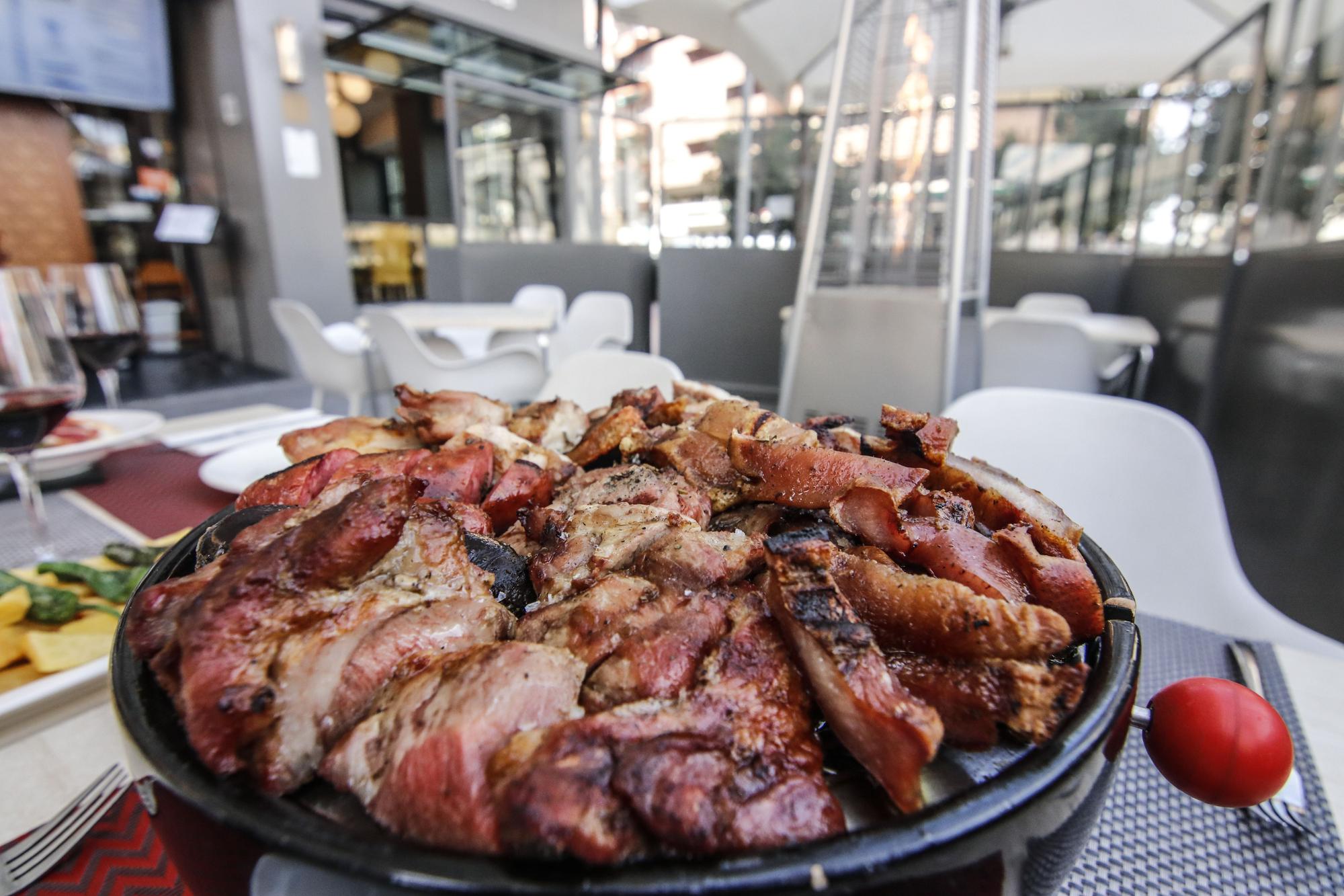 La terraza de AlcaraVán Gastroteca está perfectamente acondicionada para disfrutar en cualquier momento de platos deliciosos como este.