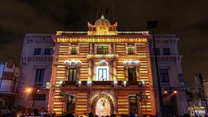 El Calendario de Adviento en la fachada del Ayuntamiento de LHospitalet de Llobregat durante las navidades 2024-2025.