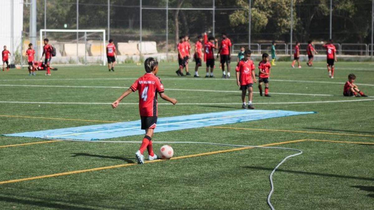 Infants jugant a futbol