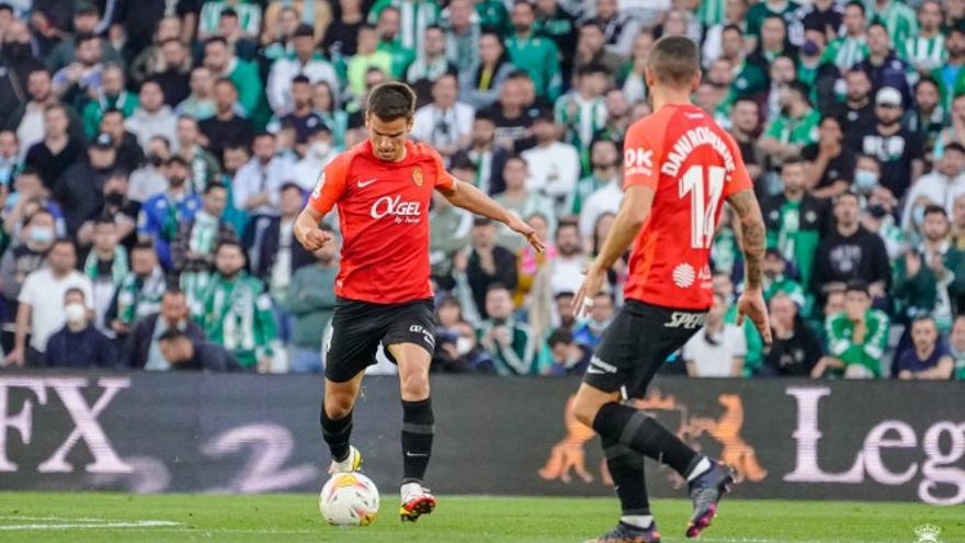 Galarreta conduce el balón, el pasado domingo en el Benito Villamarín.