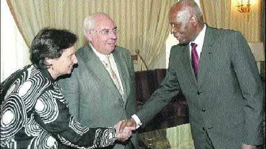El presidente de Angola, José Eduardo dos Santos, estrecha la mano a María José Ramos en presencia de Vicente  Álvarez Areces, durante la reunión de trabajo que tuvo lugar ayer.