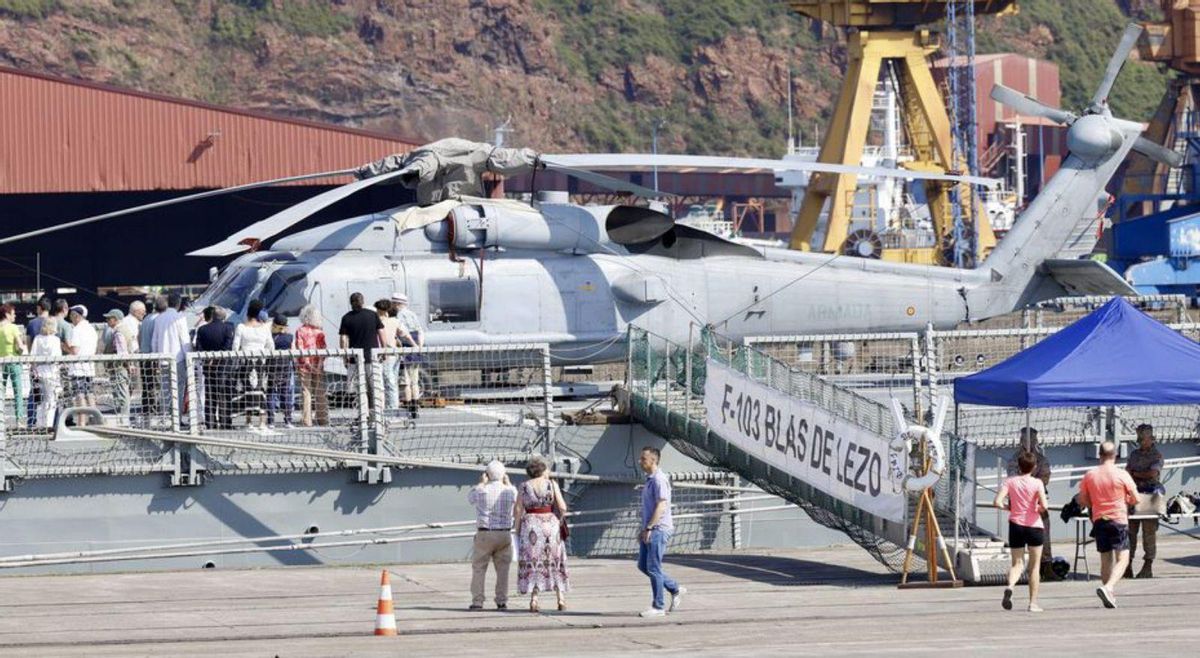 Un helicóptero, sobre la cubierta del buque. Sobre estas líneas, Juan Emilio Antuña ,con sus sobrinos Pelayo y Sabino Antuña.