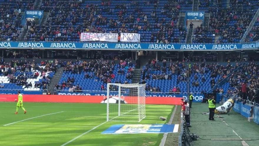 Un momento del partido de ayer en el estadio de Riazor con la pancarta con el lema &#039;Alcoa. Peche non&#039;.