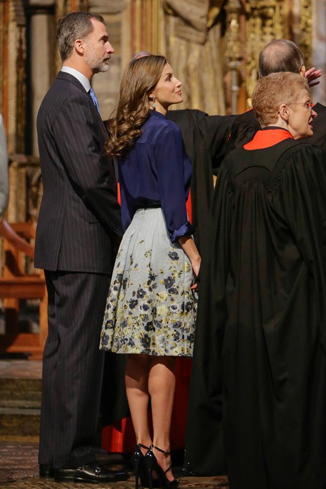 Falda midi estampada y blusa azul, el look de Letizia Ortiz en Londres