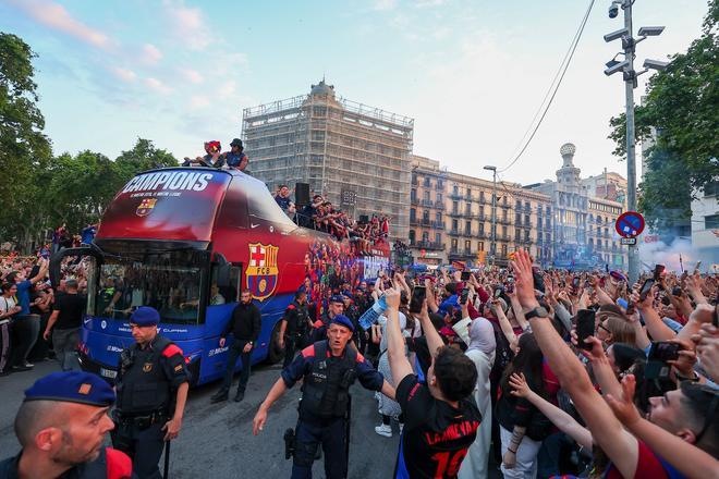 ¡De locos! Las mejores imágenes de una ciudad entregada al Barça