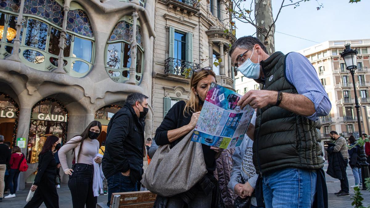 Barcelona con turistas en fin de año, frente de la casa Batlló