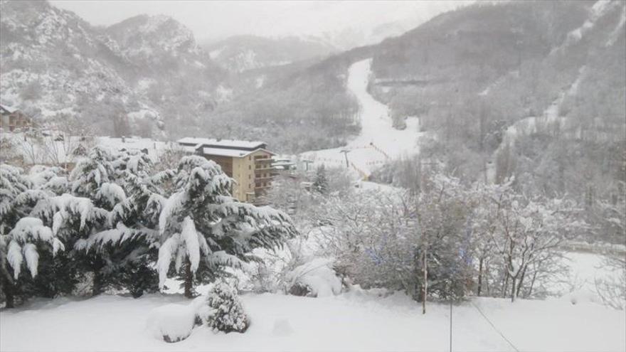 Nevadas en el Pirineo y rachas de viento muy fuertes en varias zonas