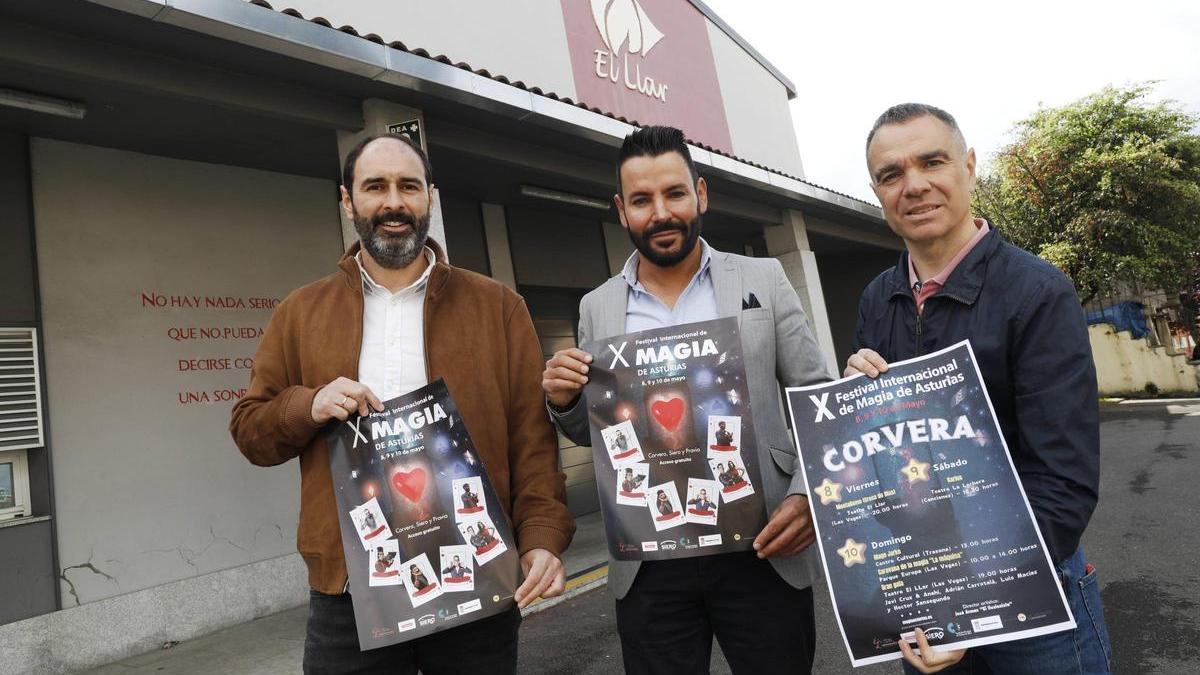 Por la izquierda, David Álvarez, alcalde de Pravia; José Armas, director del festival; e Iván Fernández.