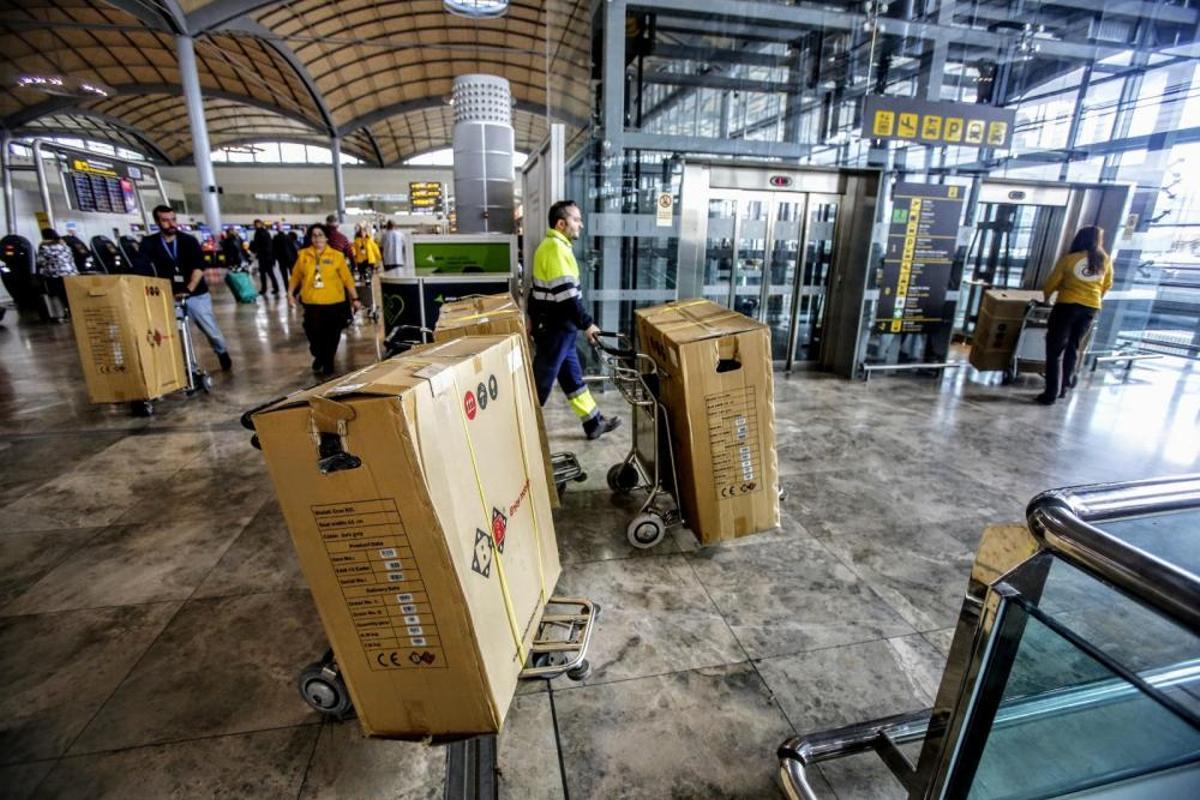 El temporal obliga a cerrar el tráfico aéreo en el aeropuerto de Alicante-Elche