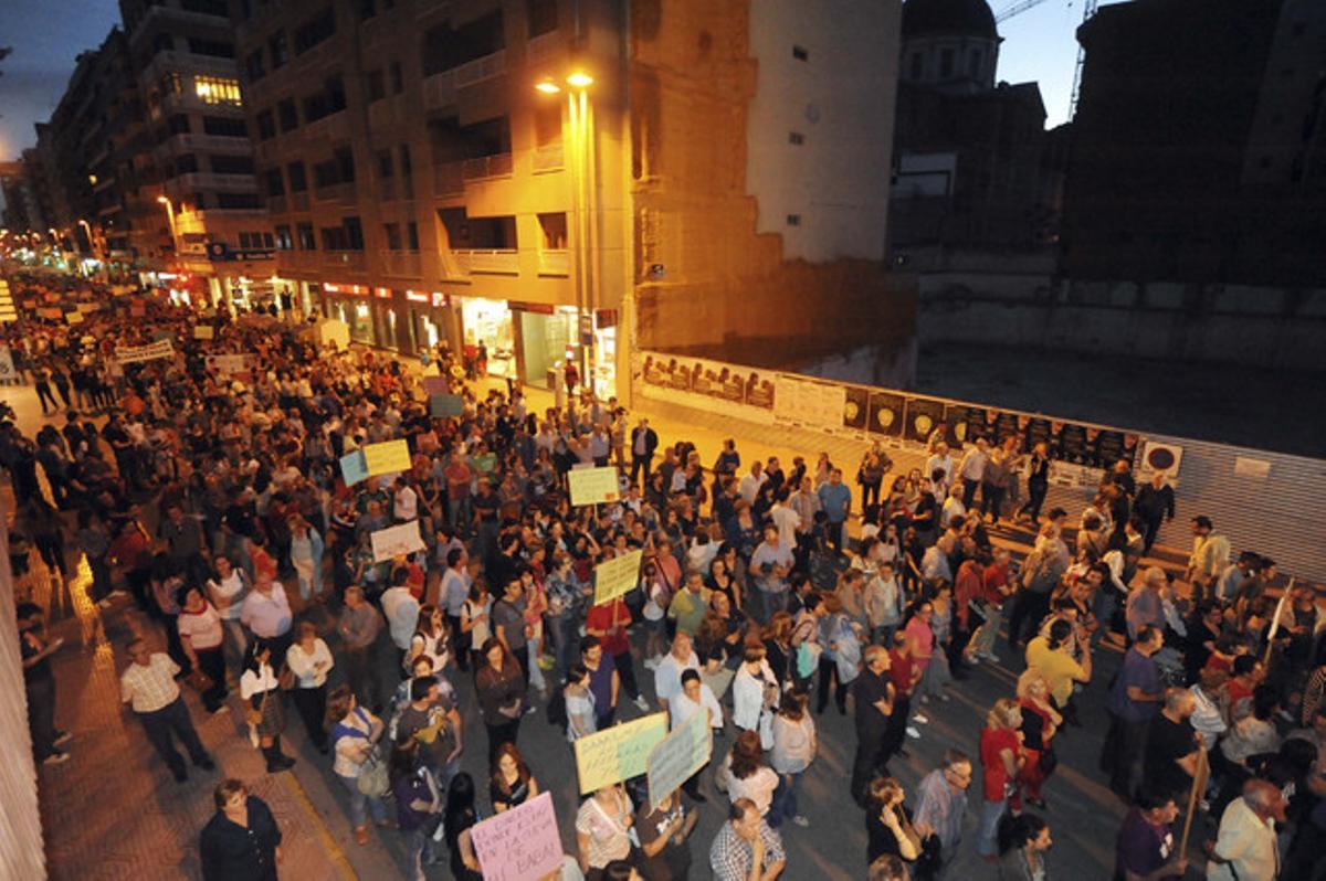 Milers de persones, convocades per l’Assemblea de Veïns Afectats pels Terratrèmols, es manifesten a la localitat murciana de Llorca en protesta pel retard de les ajudes als damnificats pel terratrèmol de l’11 de maig del 2011.