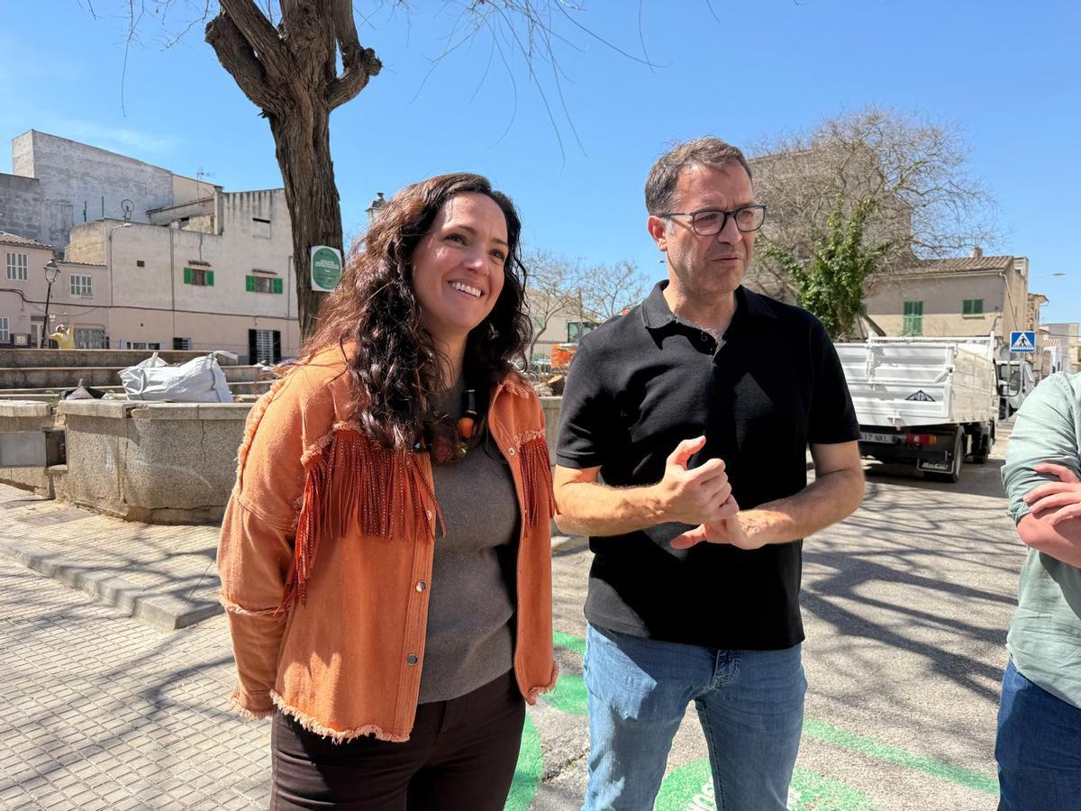 Núria Hinojosa y el alcalde Miquel Oliver.