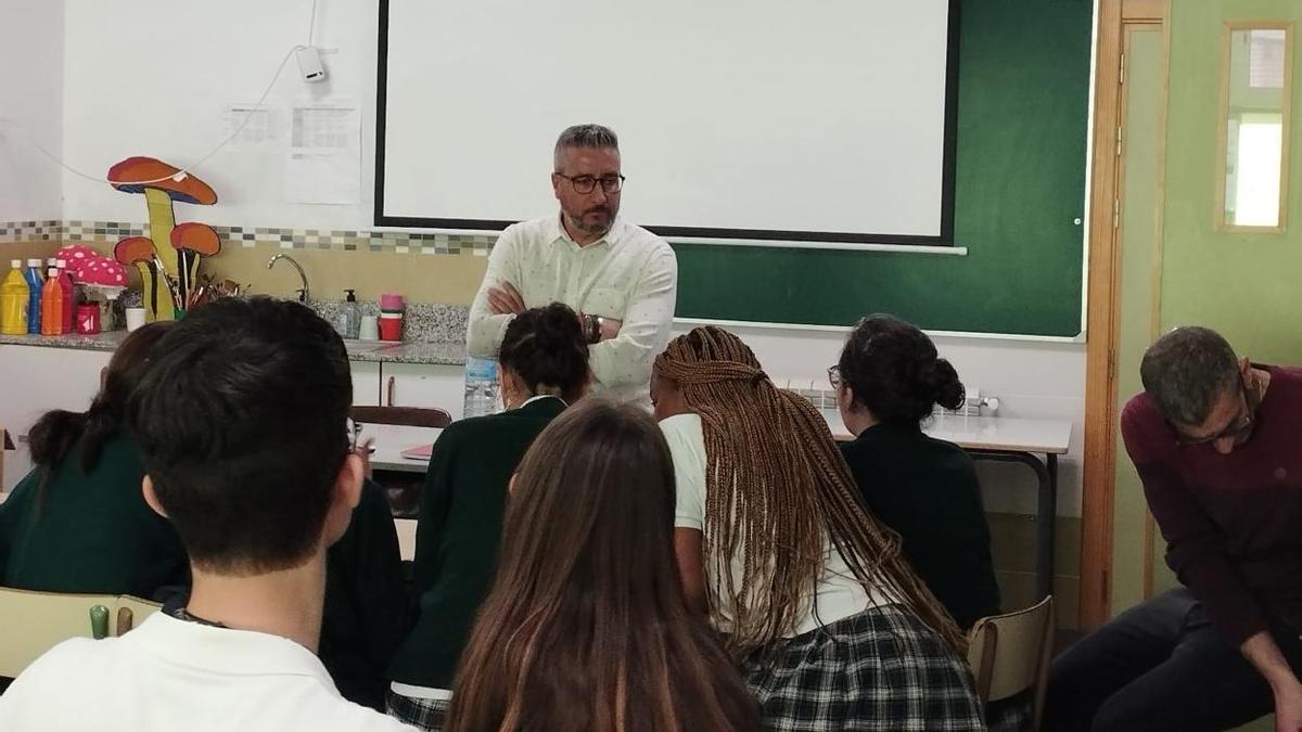 El alcaldable del PP, José María Caballero, se dirige al alumnado