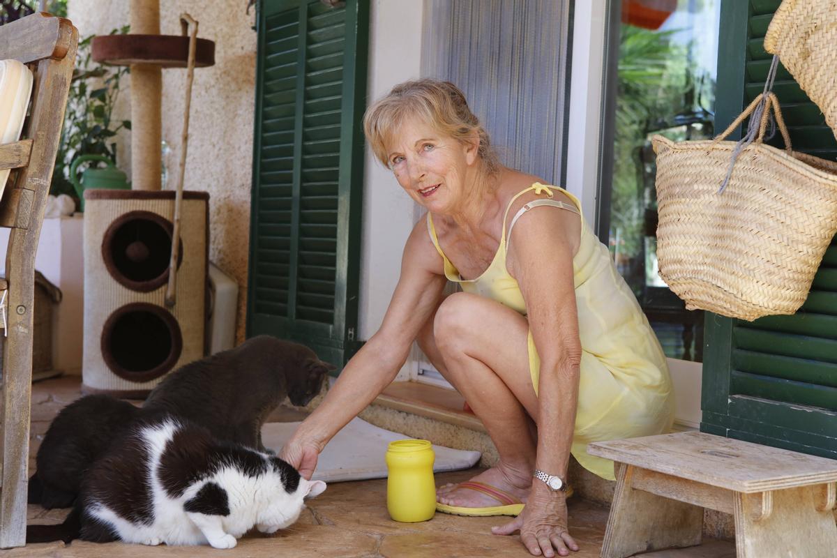 Elli Vorpagel mit einer ihrer Katzen.