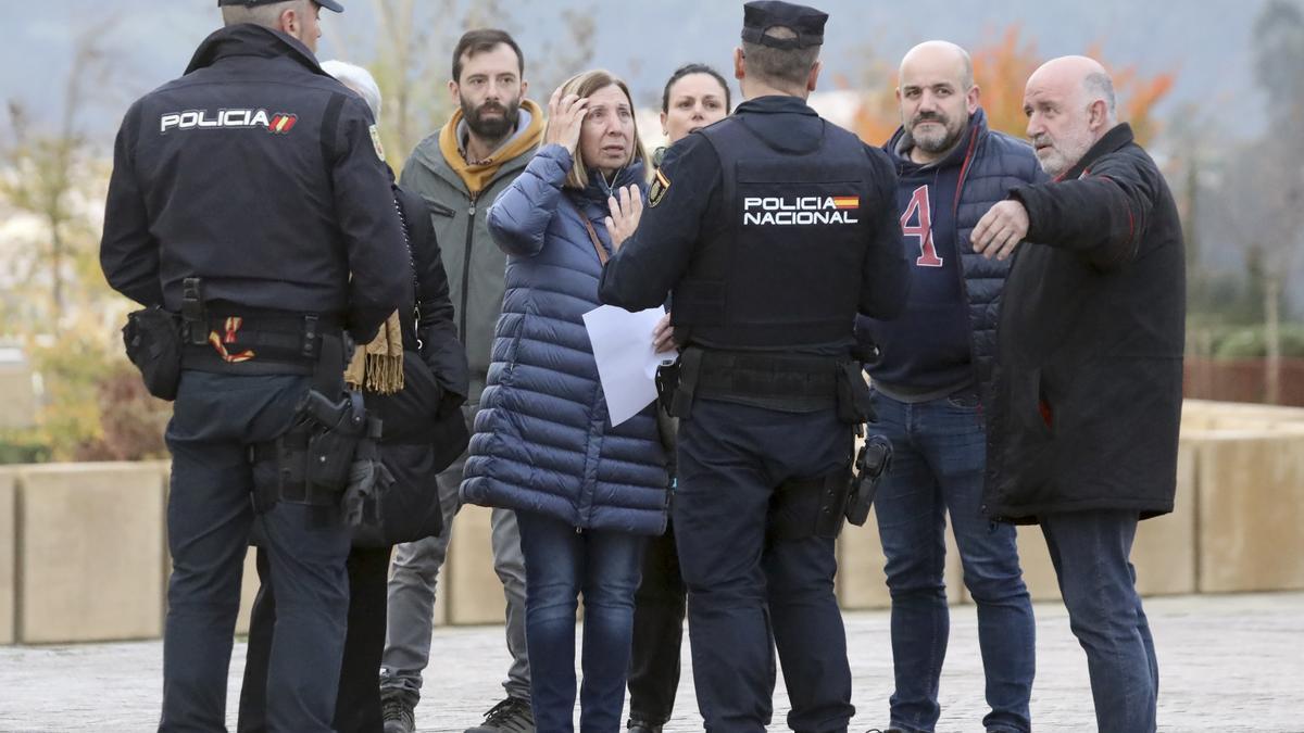 Afectados y familiares de víctimas del Alvia, hoy delante de la Cidade da Cultura.