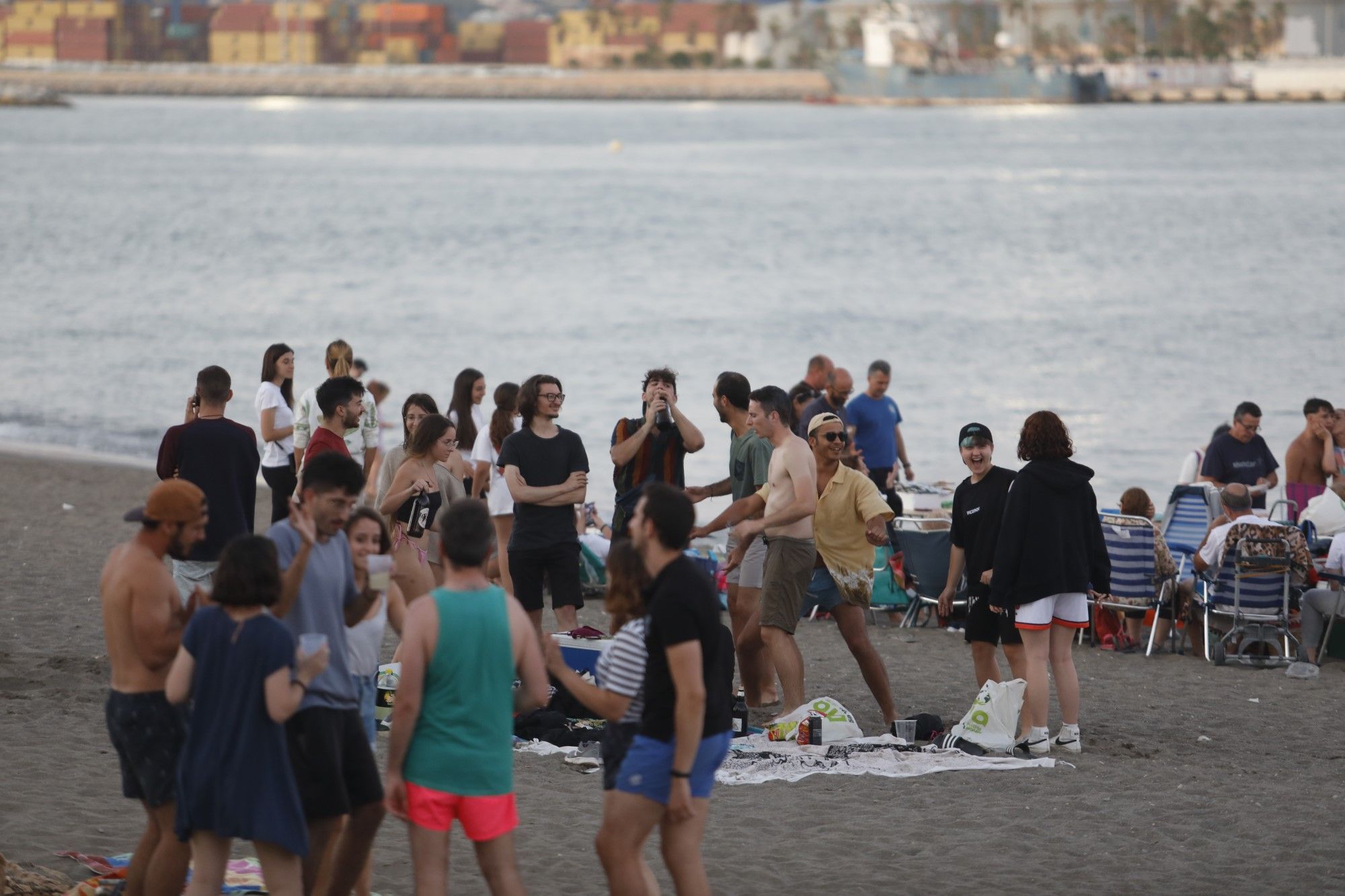 Málaga recupera la magia de los dos últimos años en las playas por San Juan