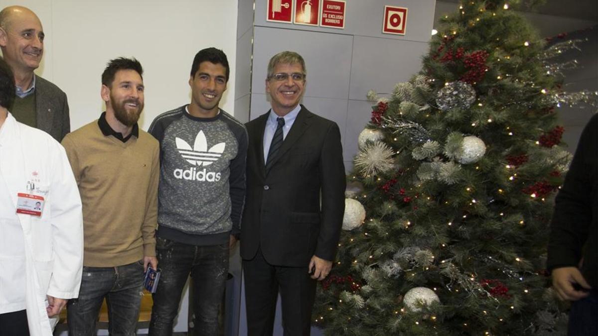 Luis Suárez, junto a messi y los directivos del Barça visitando un hospital